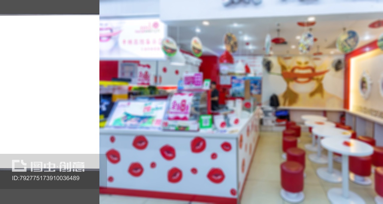 空白的燈箱廣告和模糊的商場專賣店內景